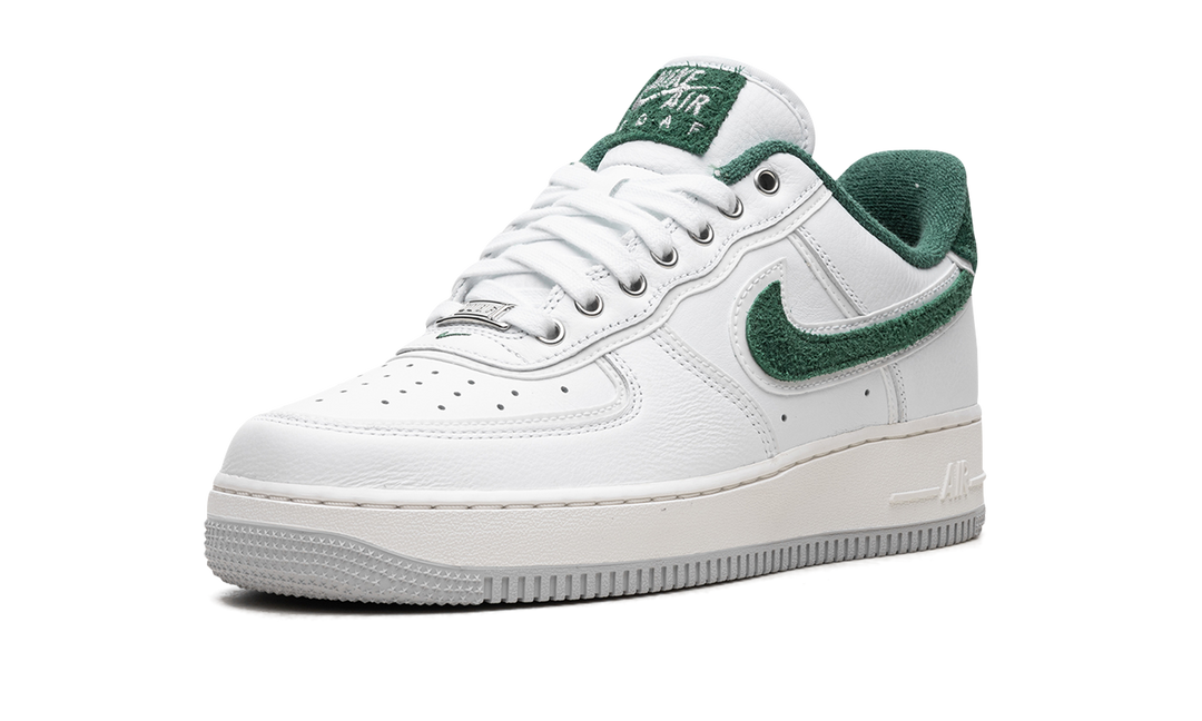 NIKE AIR FORCE 1 LOW &