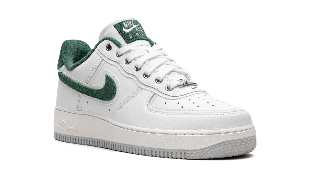 NIKE AIR FORCE 1 LOW &