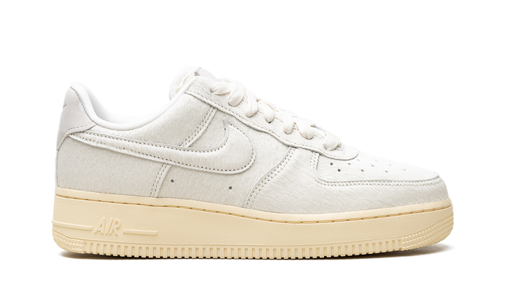NIKE AIR FORCE 1 LOW &