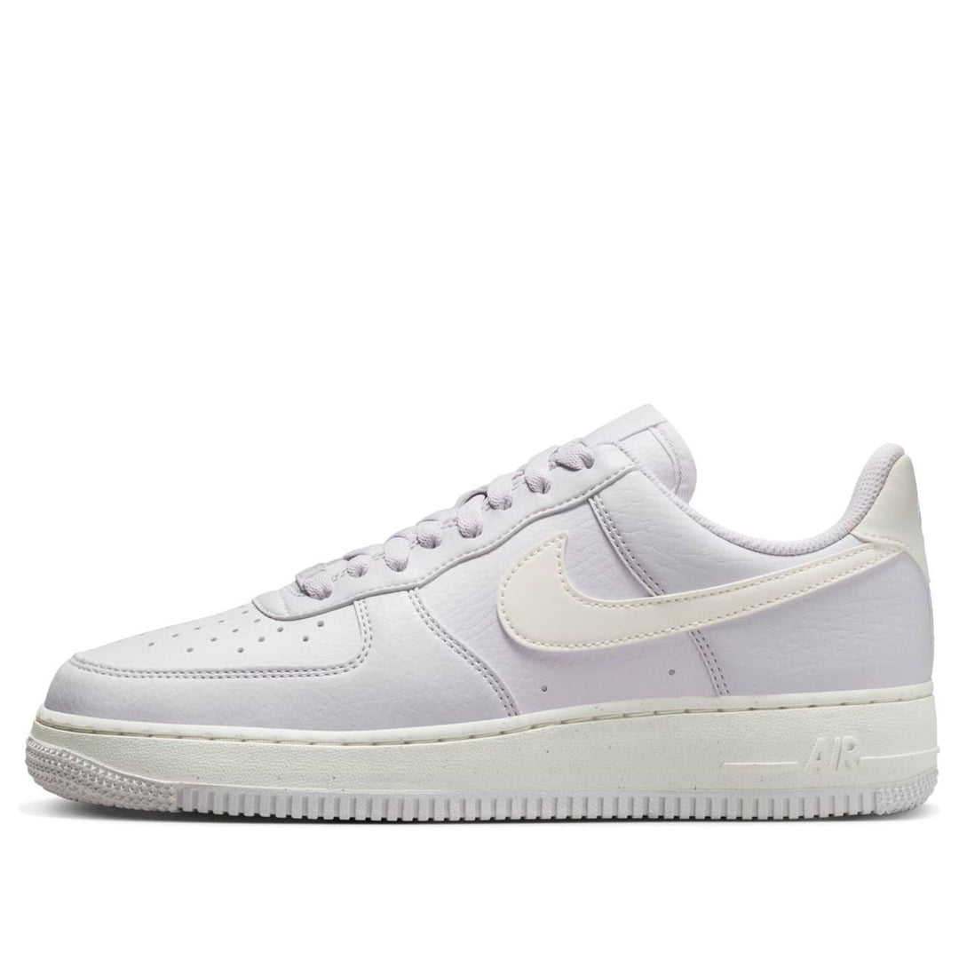 NIKE AIR FORCE 1 LOW &