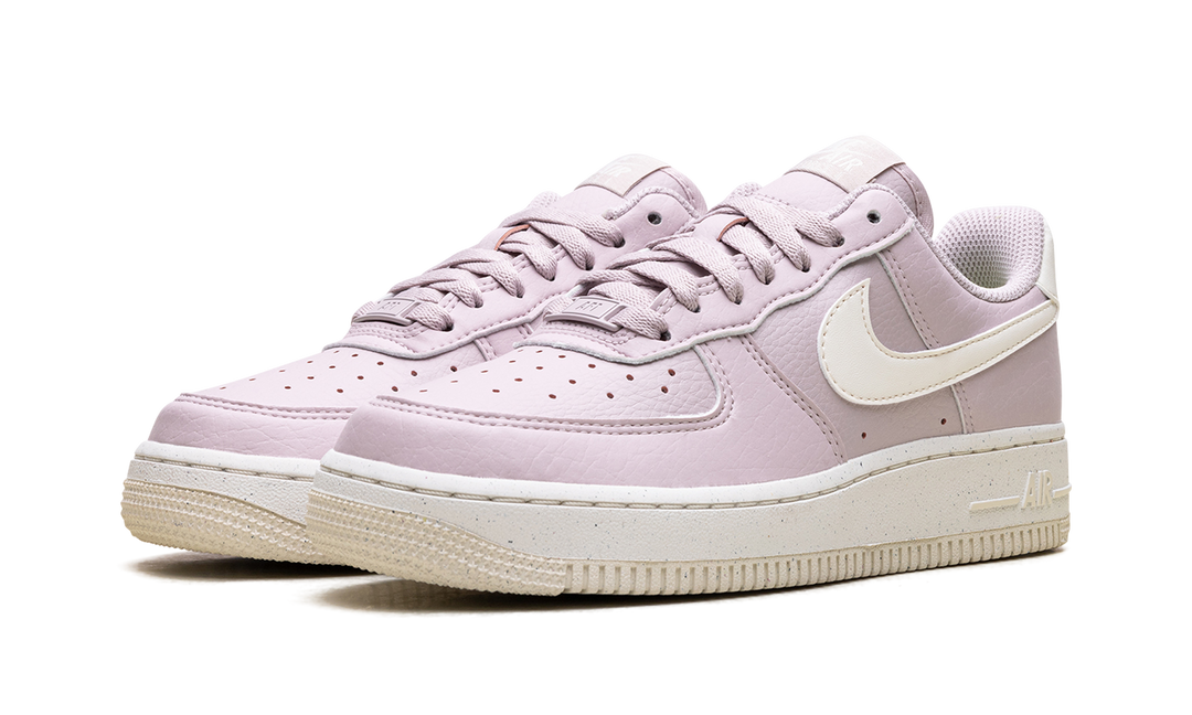 NIKE AIR FORCE 1 LOW &
