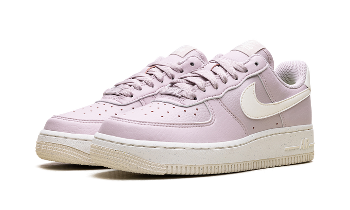 NIKE AIR FORCE 1 LOW &