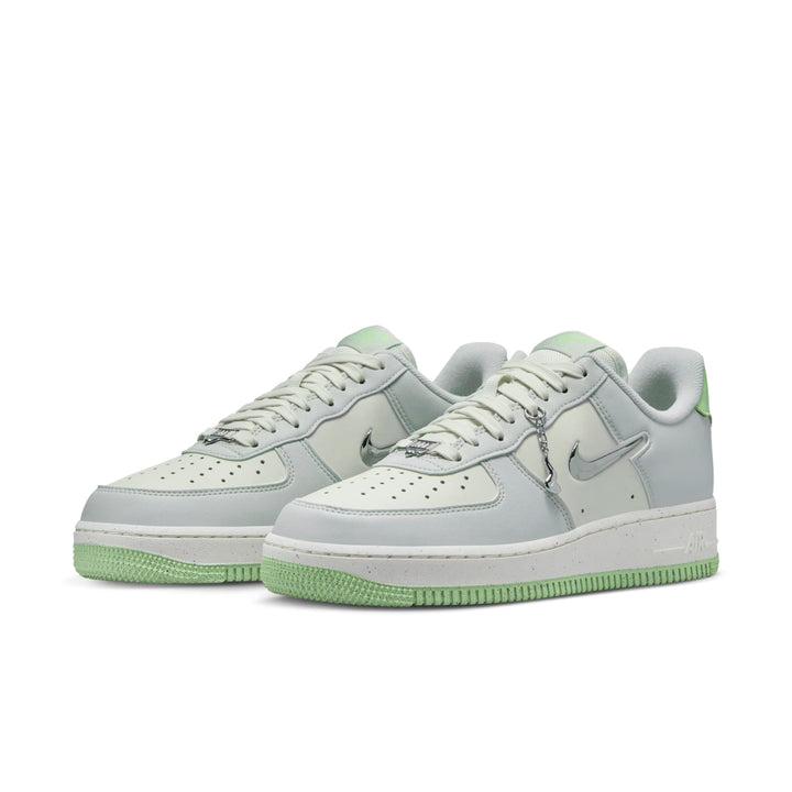 NIKE AIR FORCE 1 LOW &