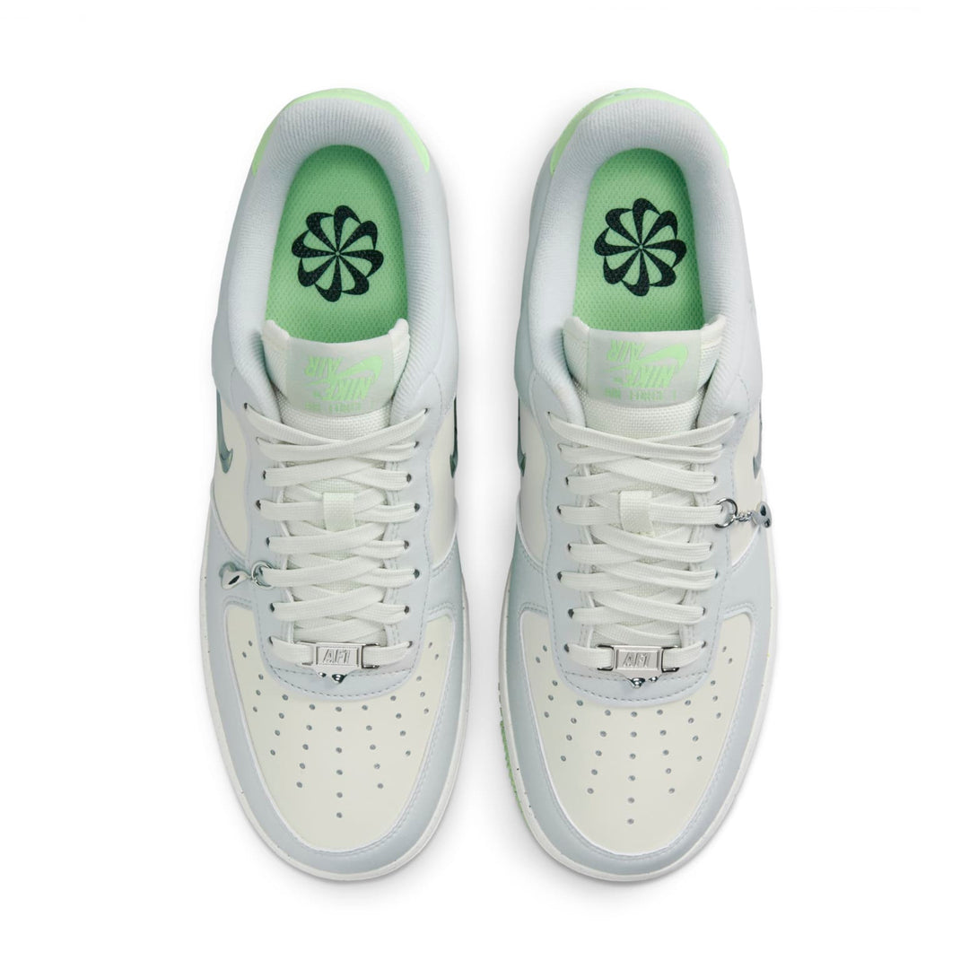 NIKE AIR FORCE 1 LOW &