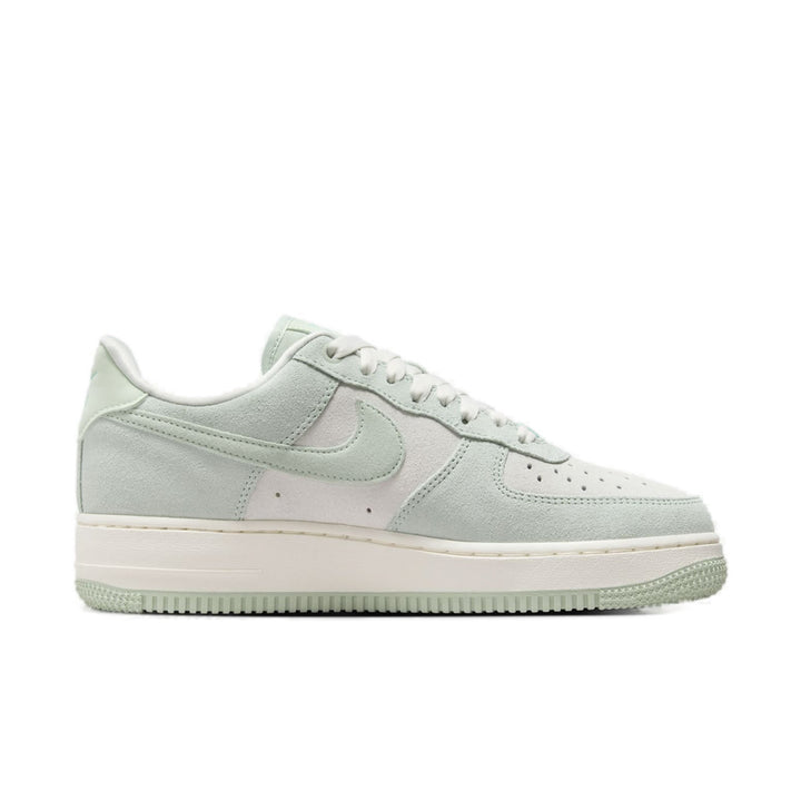 NIKE AIR FORCE 1 LOW &