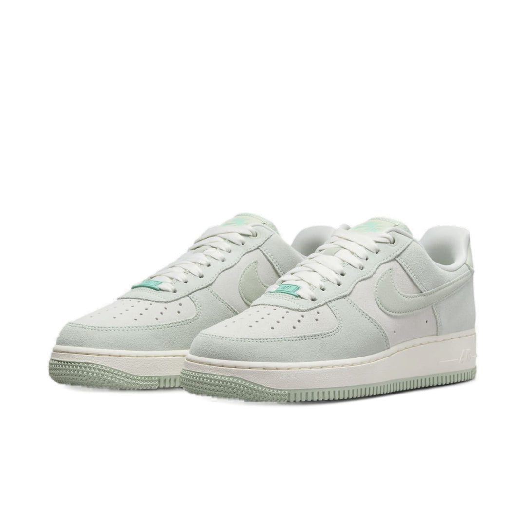 NIKE AIR FORCE 1 LOW &