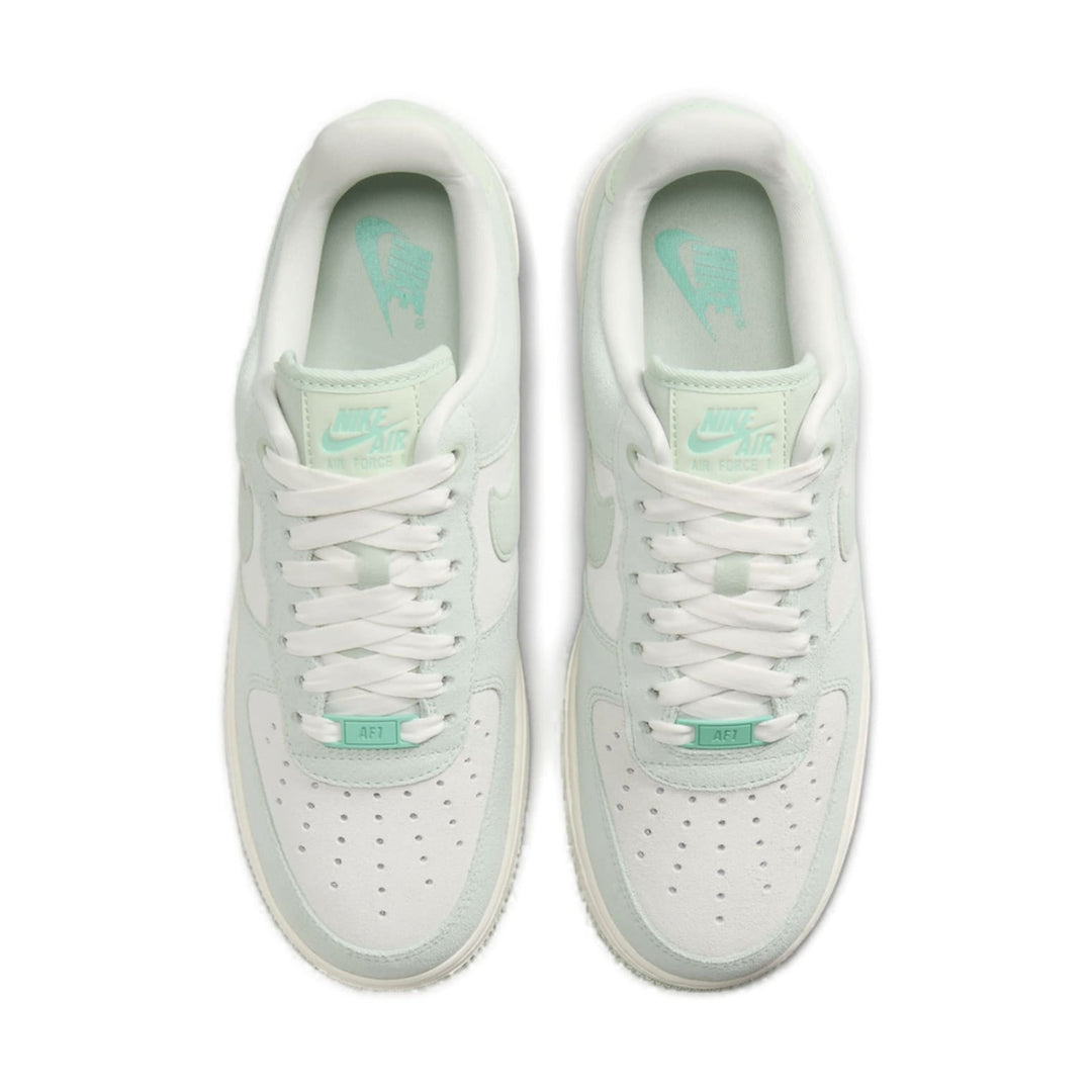 NIKE AIR FORCE 1 LOW &