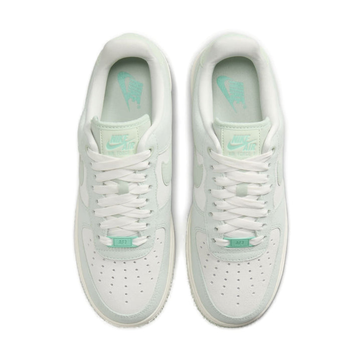 NIKE AIR FORCE 1 LOW &