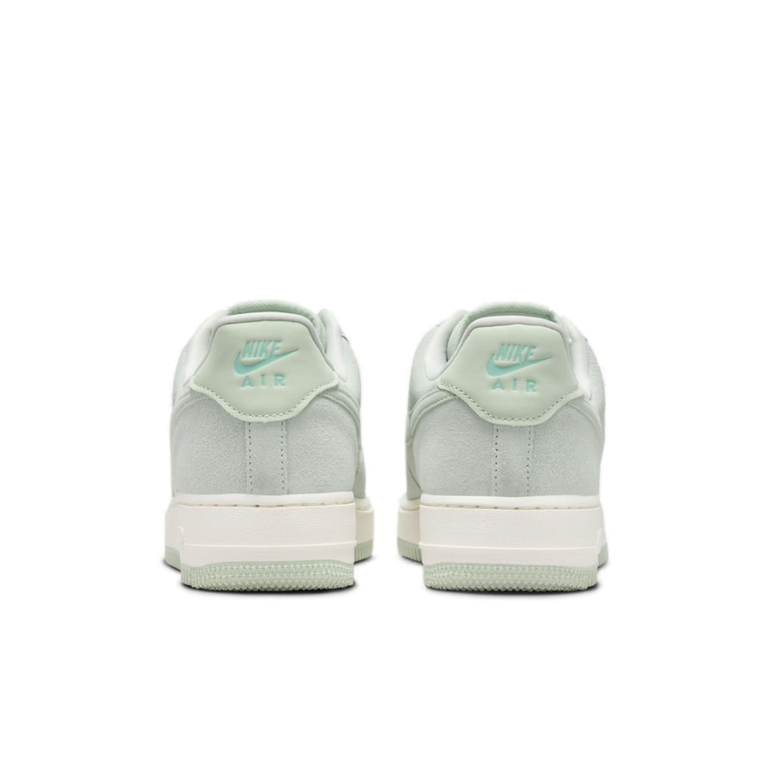 NIKE AIR FORCE 1 LOW &
