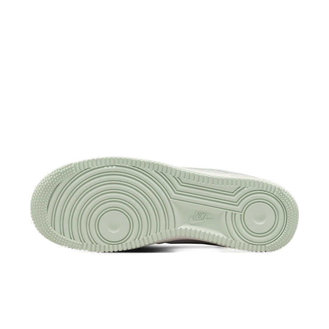NIKE AIR FORCE 1 LOW &