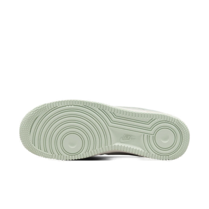 NIKE AIR FORCE 1 LOW &