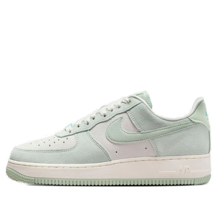NIKE AIR FORCE 1 LOW &