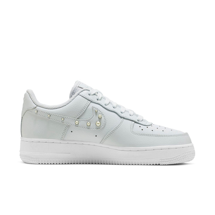 NIKE AIR FORCE 1 LOW &