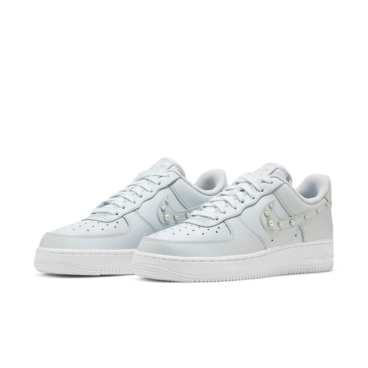 NIKE AIR FORCE 1 LOW &