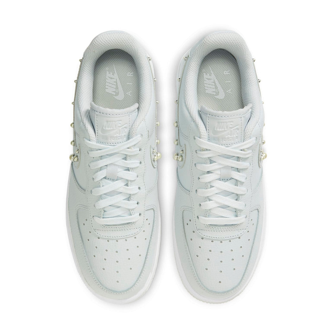 NIKE AIR FORCE 1 LOW &