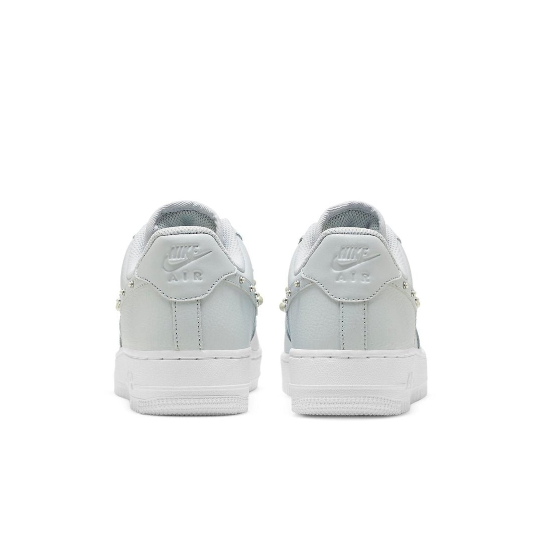 NIKE AIR FORCE 1 LOW &