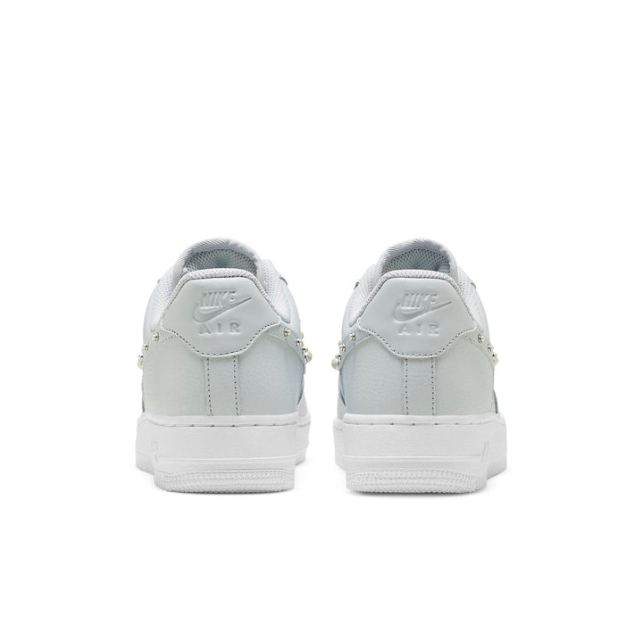 NIKE AIR FORCE 1 LOW &