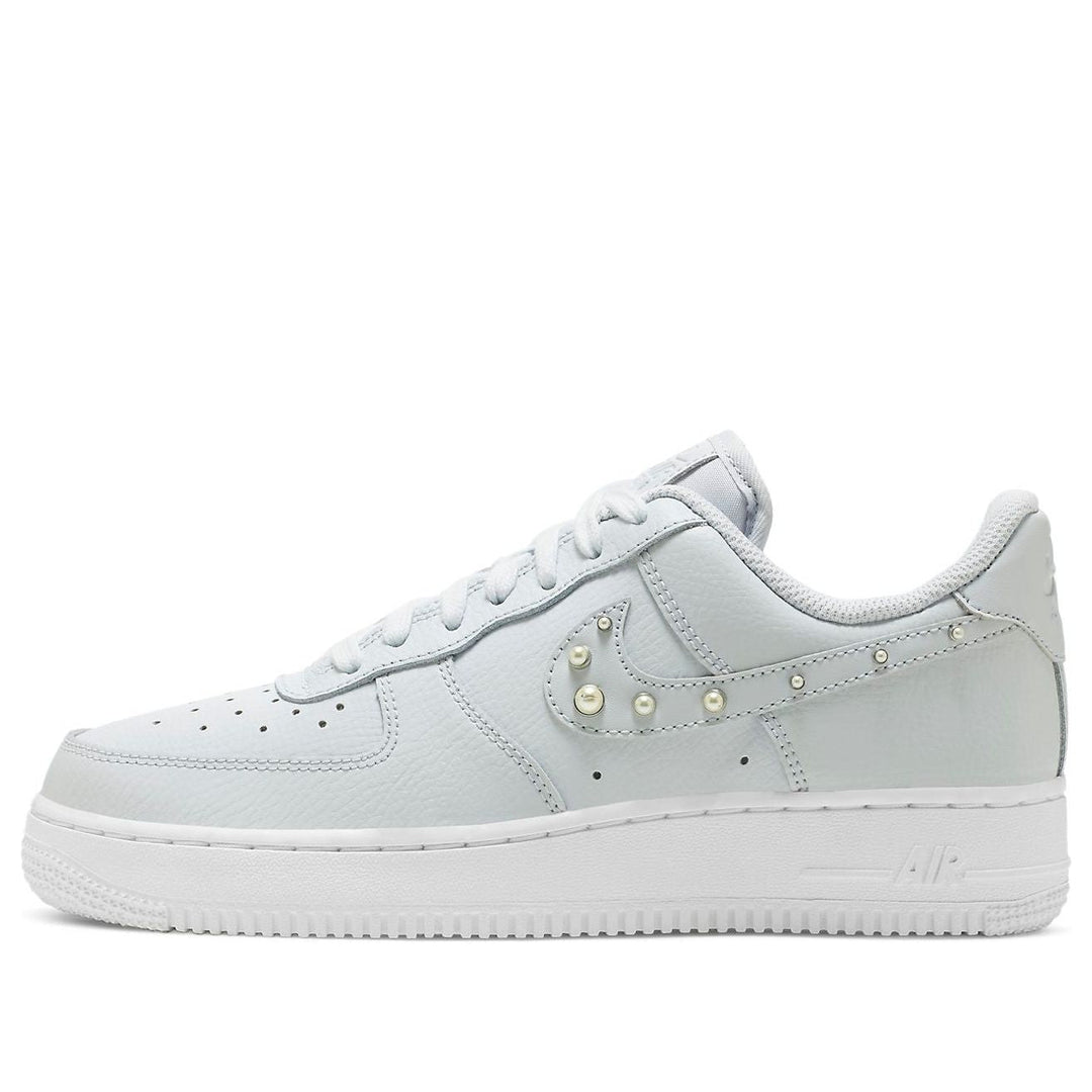 NIKE AIR FORCE 1 LOW &