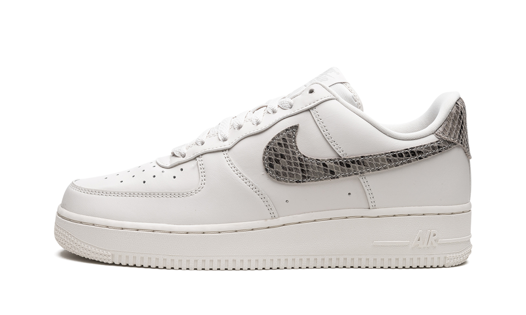 NIKE AIR FORCE 1 LOW &