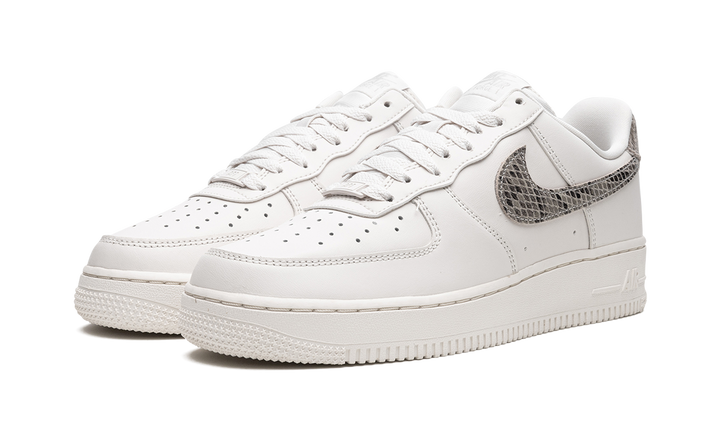 NIKE AIR FORCE 1 LOW &