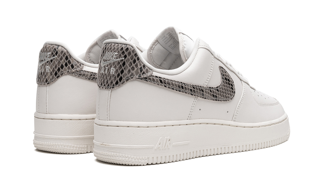 NIKE AIR FORCE 1 LOW &