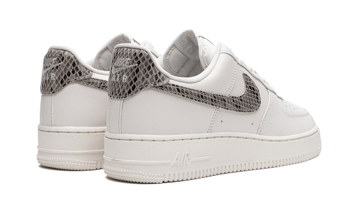 NIKE AIR FORCE 1 LOW &