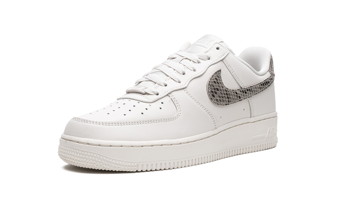 NIKE AIR FORCE 1 LOW &