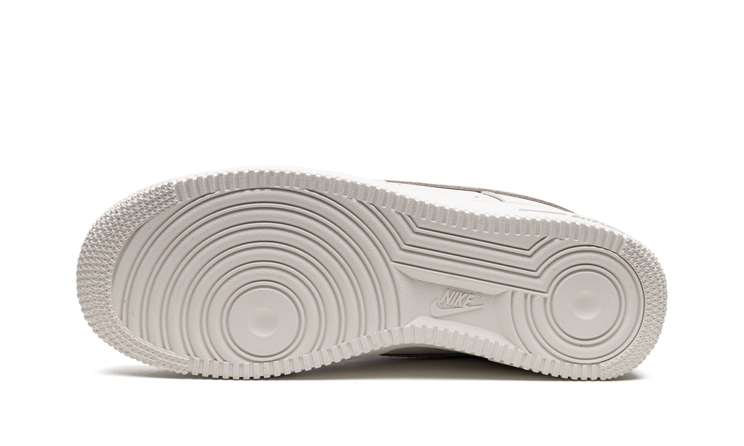 NIKE AIR FORCE 1 LOW &