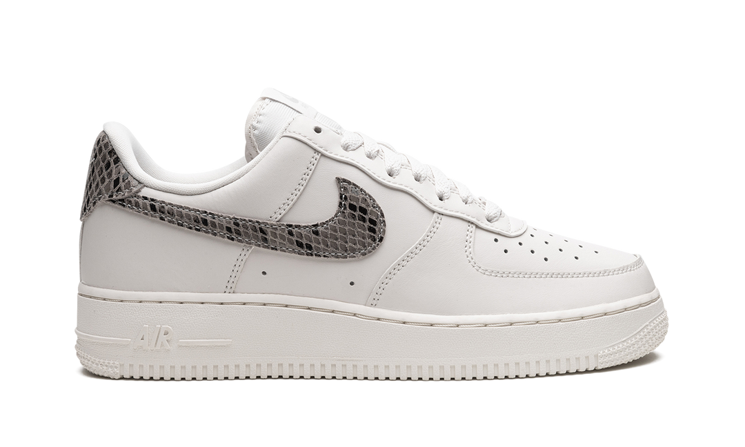NIKE AIR FORCE 1 LOW &