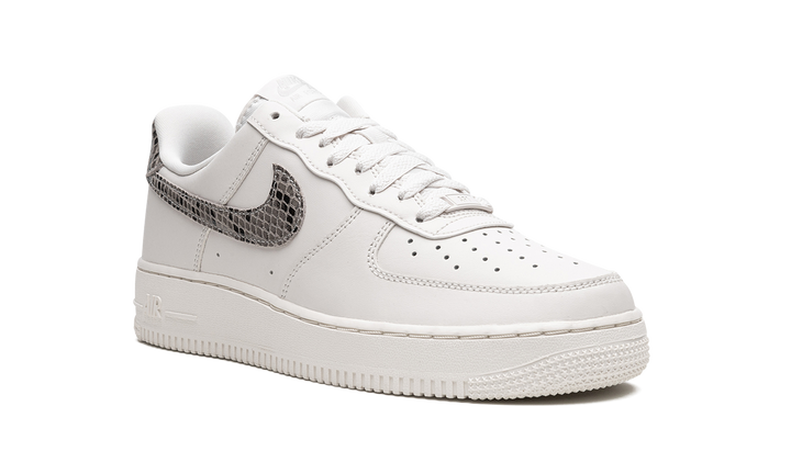 NIKE AIR FORCE 1 LOW &
