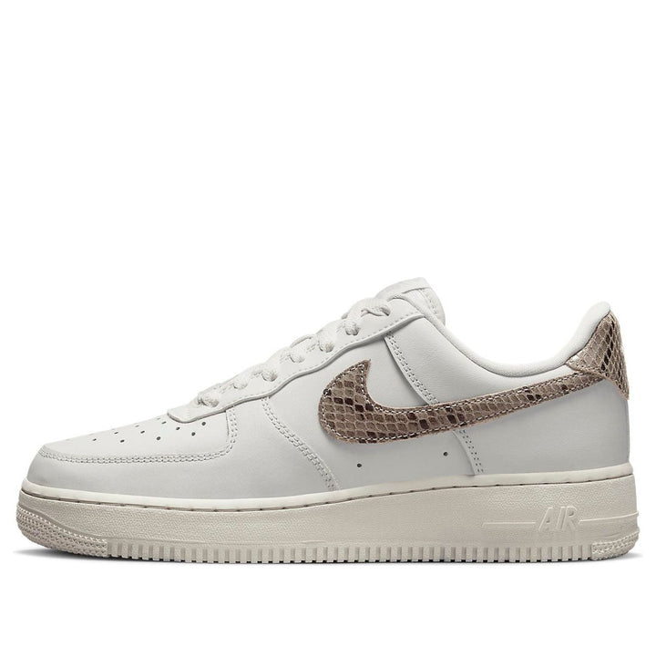 NIKE AIR FORCE 1 LOW &