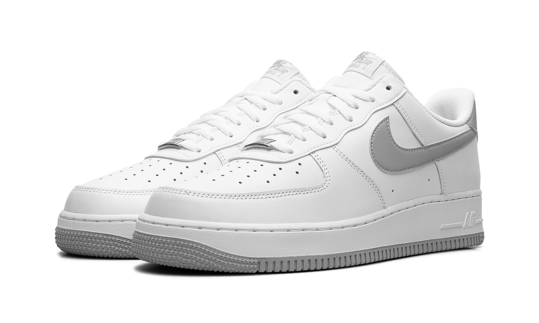 NIKE AIR FORCE 1 LOW &