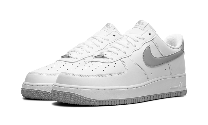 NIKE AIR FORCE 1 LOW &