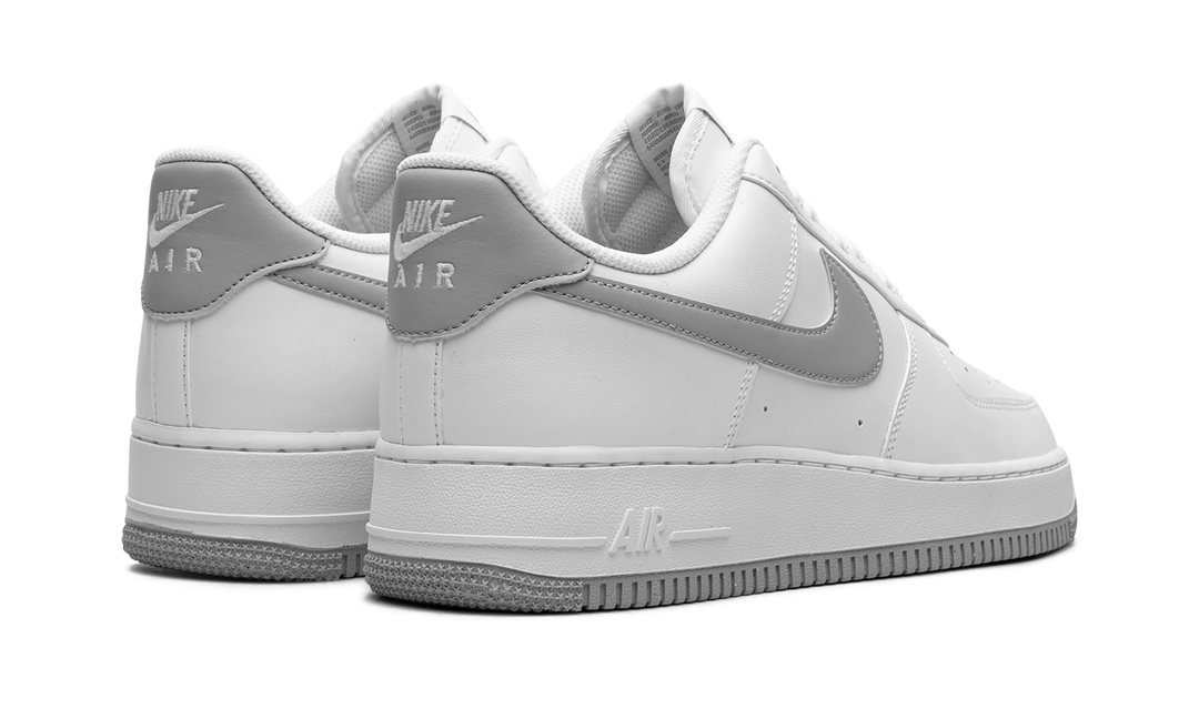 NIKE AIR FORCE 1 LOW &