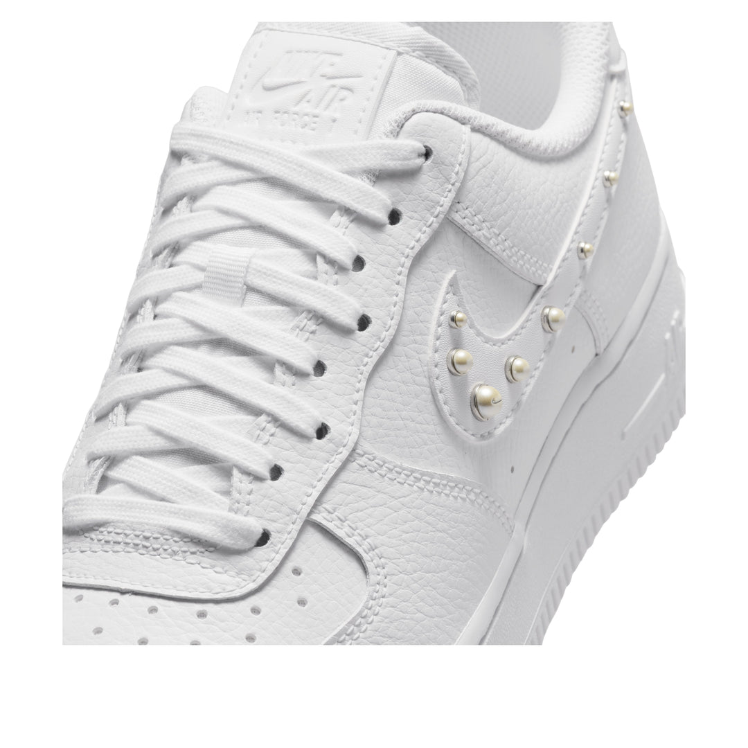 NIKE AIR FORCE 1 LOW &