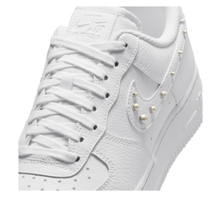 NIKE AIR FORCE 1 LOW &