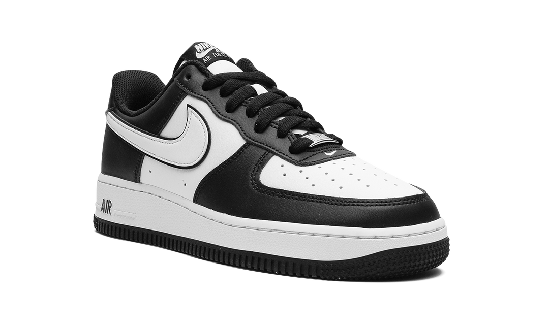 NIKE AIR FORCE 1 LOW &