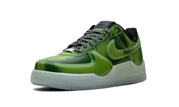 NIKE AIR FORCE 1 LOW PREMIUM LEBRON JAMES LA VOLTAGE GREEN — Stock