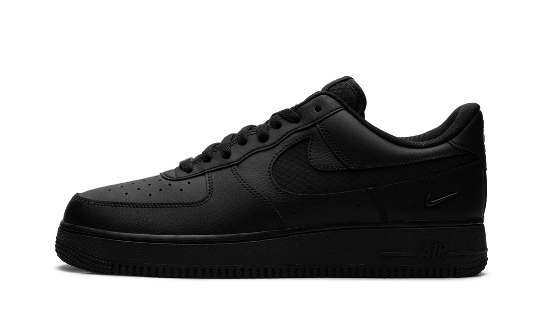 NIKE AIR FORCE 1 LOW SE TRIPLE BLACK RIPSTOP