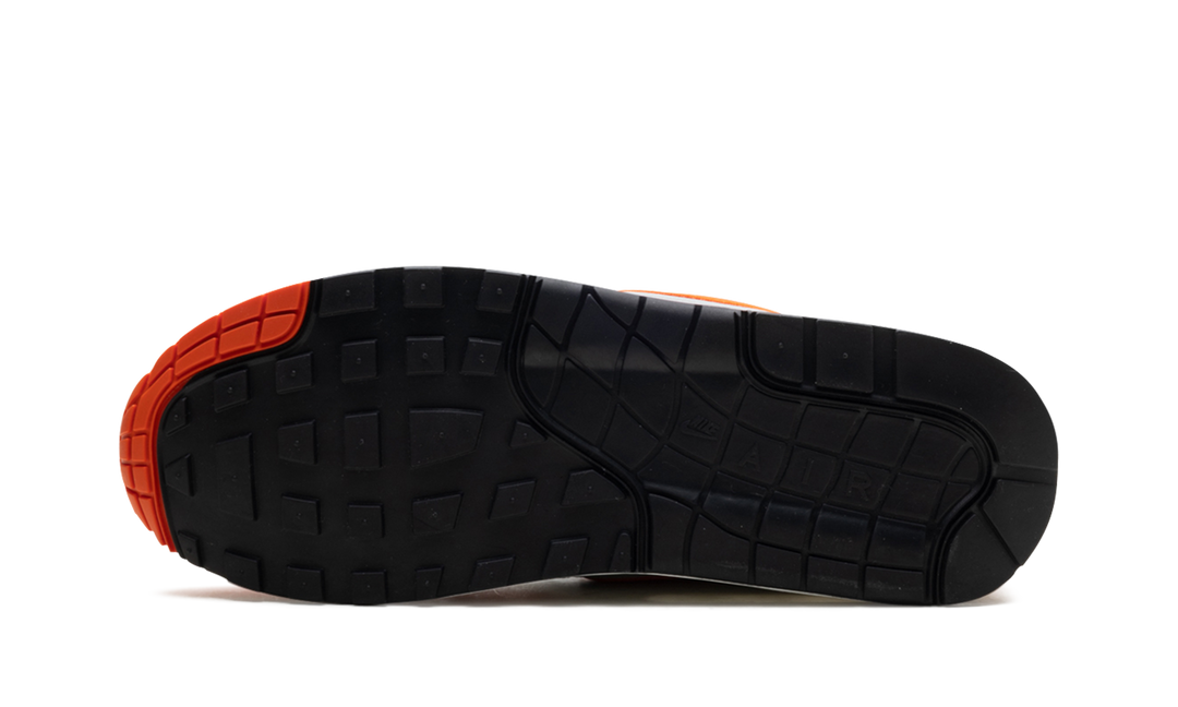 NIKE AIR MAX 1 &