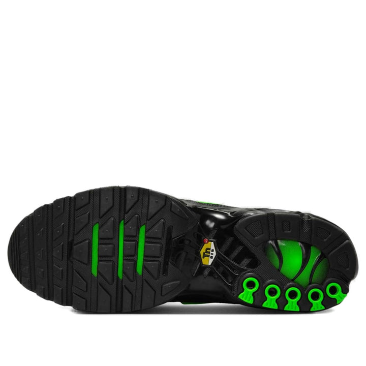 NIKE AIR MAX PLUS BLACK GREEN STRIKE