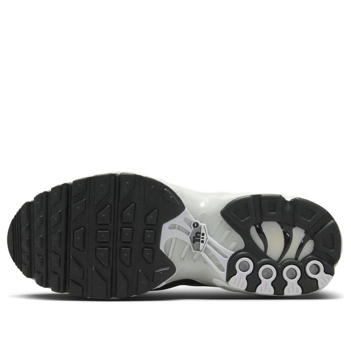 NIKE AIR MAX PLUS BLACK WHITE SAIL METALLIC COOL GREY GS