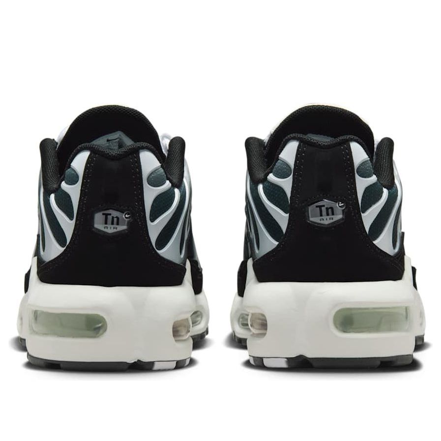 NIKE AIR MAX PLUS BLACK WHITE SAIL METALLIC COOL GREY GS