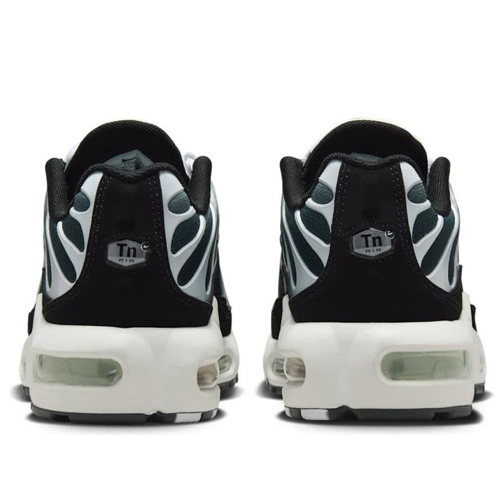 NIKE AIR MAX PLUS BLACK WHITE SAIL METALLIC COOL GREY GS