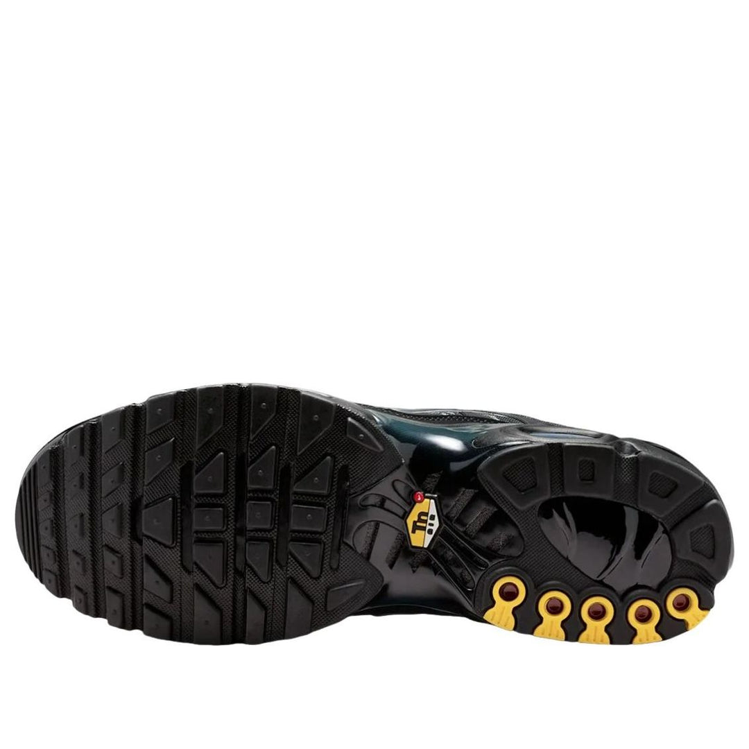 NIKE AIR MAX PLUS BLACK WOOD CAMO