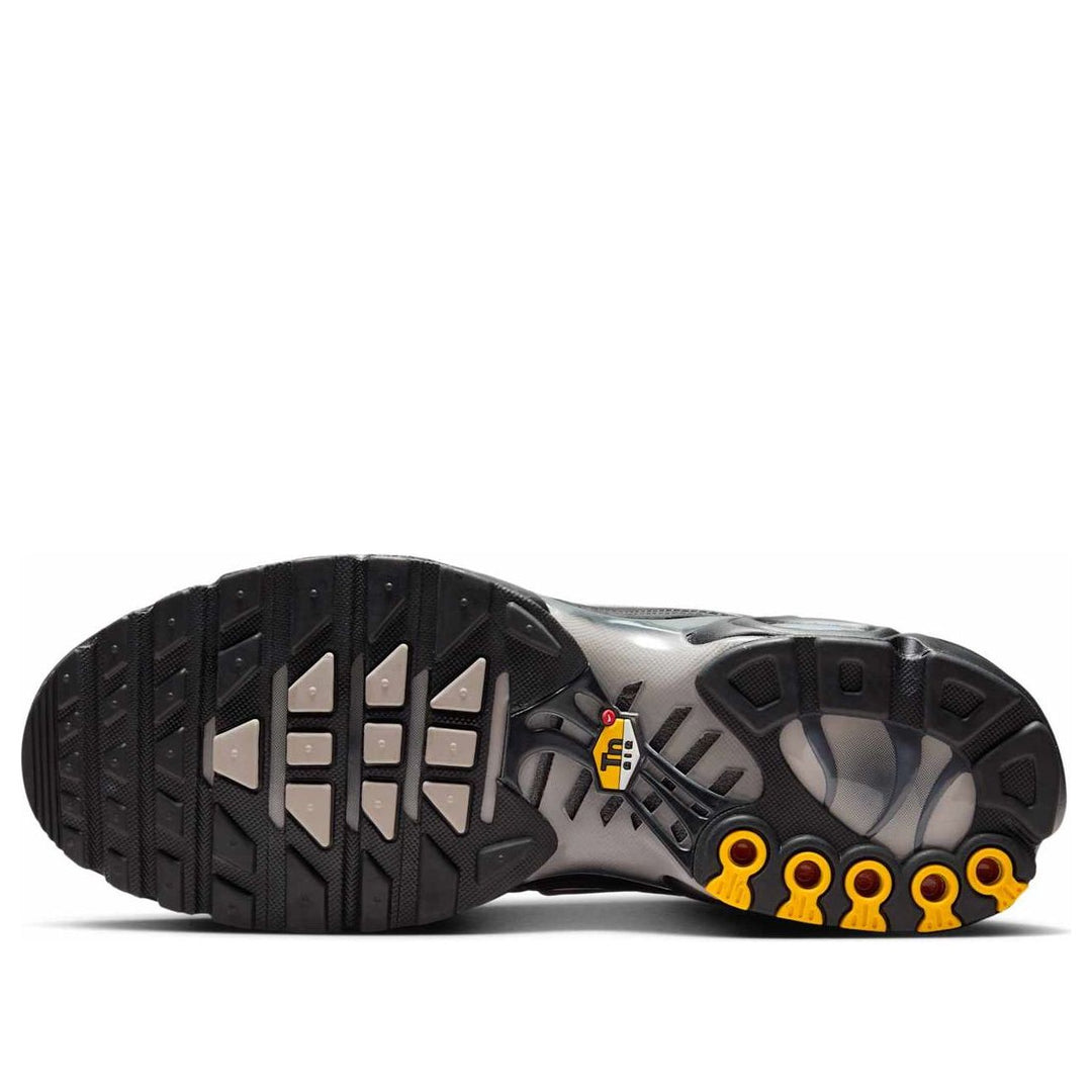 NIKE AIR MAX PLUS &