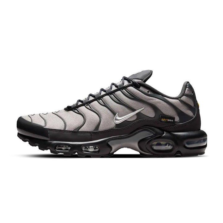 NIKE AIR MAX PLUS &