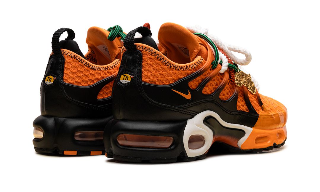 NIKE AIR MAX PLUS HOMECOMING SAFETY ORANGE
