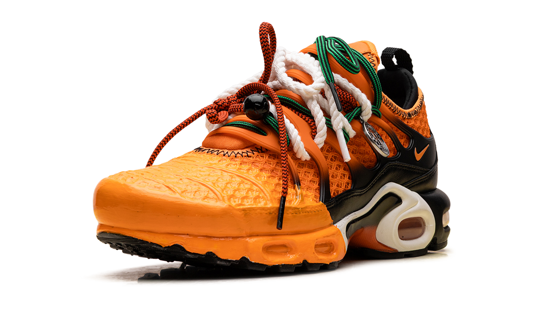 NIKE AIR MAX PLUS HOMECOMING SAFETY ORANGE
