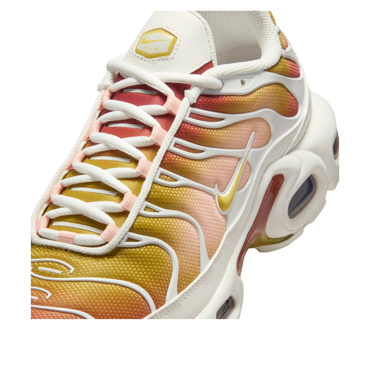 NIKE AIR MAX PLUS RUGGED ORANGE SATURN GOLD (WOMEN&